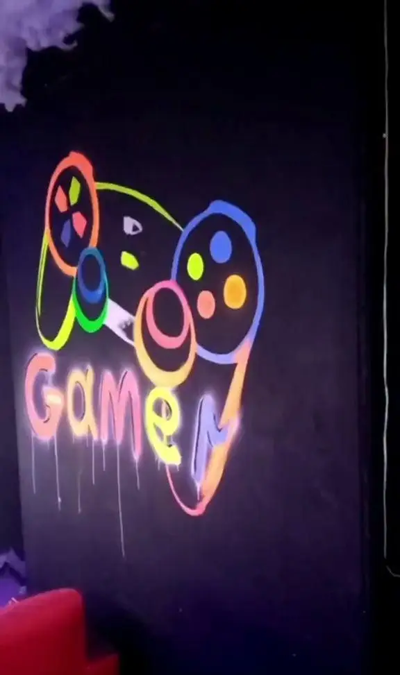 طراحی نئون جذاب یک کنترلر بازی و کلمه Game روی دیوار گیم نت شبانه روزی سیسیلی شعبه ستارخان، فضایی پرانرژی برای گیمرها.