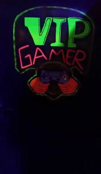 تابلوی نئون درخشان "VIP GAMER" با طرح دسته بازی و دست، نمادی از محیط هیجان‌انگیز گیم نت شبانه روزی سیسیلی ستارخان.