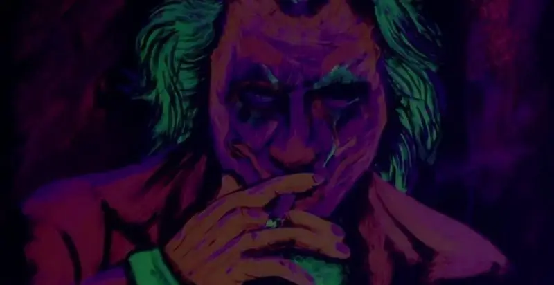 تصویر خیره‌کننده جوکر با طیف رنگی نئون، فضای خاص گیم نت شبانه روزی سیسیلی شعبه ستارخان تهران را نشان می‌دهد.