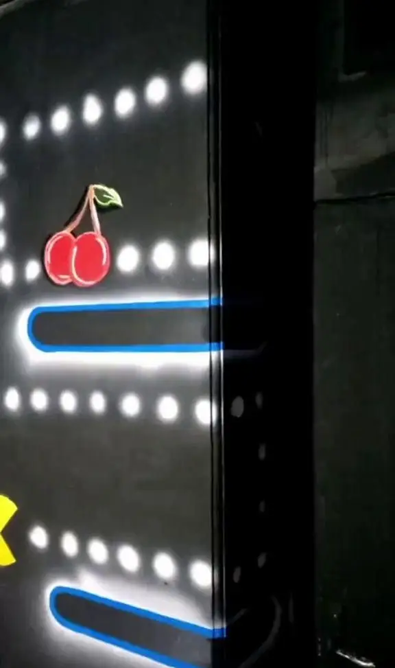 طرح جذاب بازی Pac-Man و میوه گیلاس روی دستگاه در گیم نت شبانه روزی سیسیلی شعبه ستارخان، فضای سرگرمی و هیجان.