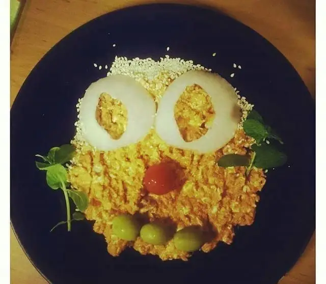 تزیین خلاقانه دیزی در رستوران دیزی شاپ: گوشت کوبیده به شکل صورت با پیاز، گوجه و زیتون. غذای ایرانی متفاوت و جذاب.