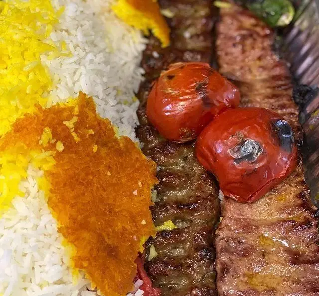 چلو کباب کوبیده و برگ با ته دیگ زعفرانی و گوجه کبابی، غذای لذیذ رستوران چلو کبابی جوانان پاسداران.