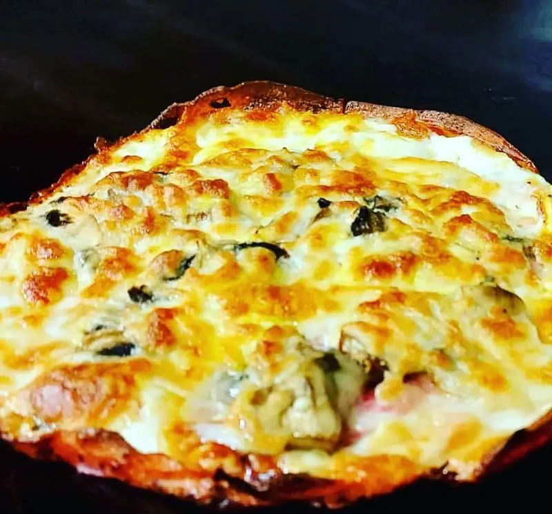 پیتزای جذاب و خوشمزه فست فود ماموت با پنیر فراوان آب شده و طلایی، به همراه قارچ‌های تازه و لذیذ، آماده سرو و سفارش.