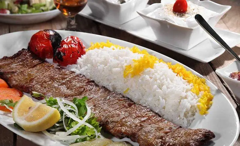 تجربه طعم بی‌نظیر چلوکباب ایرانی در رستوران فرصت با کباب برگ آب‌دار، برنج زعفرانی معطر و گوجه کبابی، بهترین انتخاب برای یک وعده غذایی اصیل.