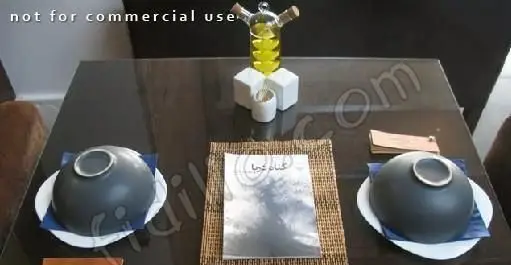 چیدمان شیک و مدرن میز در رستوران تیلیت: دو کاسه زیبا، منوی جذاب و ظرف روغن زیتون منحصربه‌فرد آماده پذیرایی.