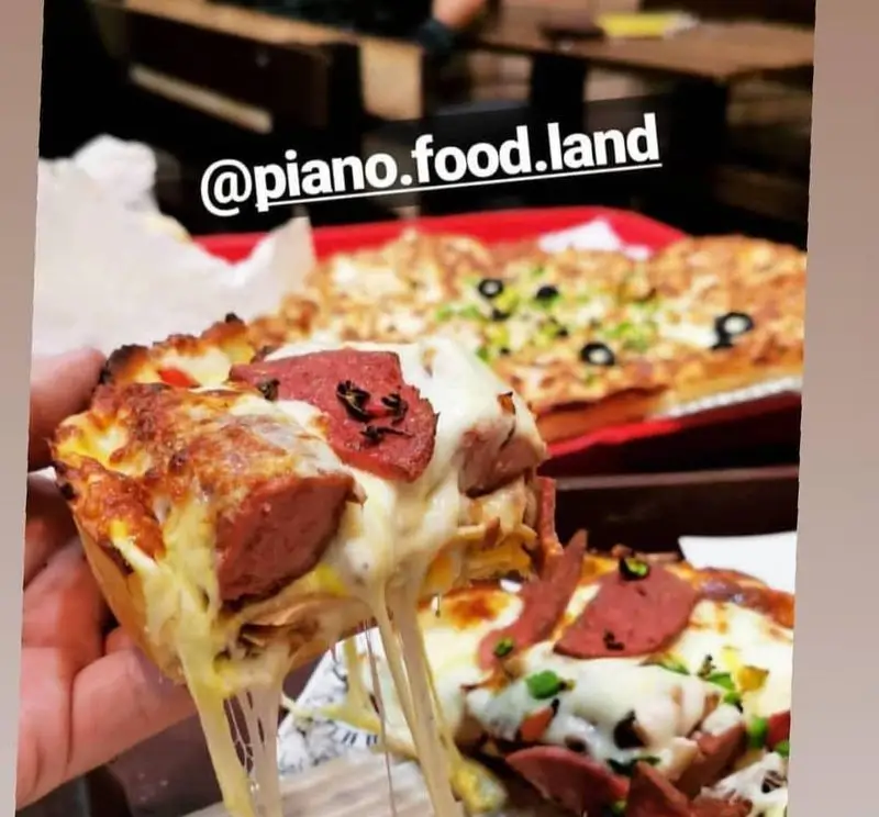 پیتزای ویژه سوسیس و کالباس فست فود پیانو با پنیر کشدار و داغ، طعم بی‌نظیر. بهترین پیتزا را در پیانو فود لند تجربه کنید.