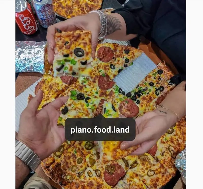 پیتزا متنوع و خوشمزه از فست فود پیانو برای دورهمی دوستانه؛ شامل اسلایس‌هایی با زیتون، پپرونی و فلفل. بهترین انتخاب برای لذت.