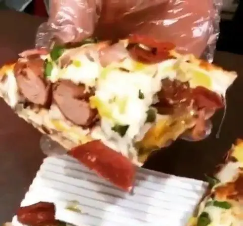 اسلایس ضخیم و پرملات پیتزای سوسیس ویژه فست فود پیانو با پنیر فراوان، ترکیبی خوشمزه و اشتهاآور از مواد تازه.