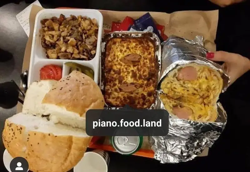 سفارش جذاب فست فود پیانو شامل ساندویچ هات داگ با پنیر، لازانیا، خوراک مرغ و قارچ، نان و مخلفات در سرویس بیرون بر.
