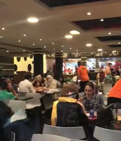 تصویری از محیط شلوغ و جذاب فست فود پیانو، جایی که مشتریان در حال لذت بردن از غذاهای خوشمزه در فضایی مدرن و دلنشین هستند.