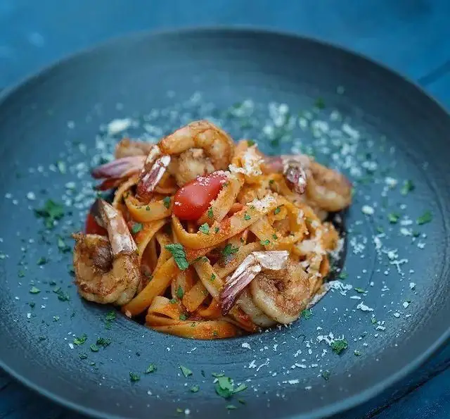 پاستا میگو خوش‌طعم و تازه با سس گوجه و سبزیجات معطر. تجربه‌ای بی‌نظیر از غذاهای دریایی در رستوران 10forever.