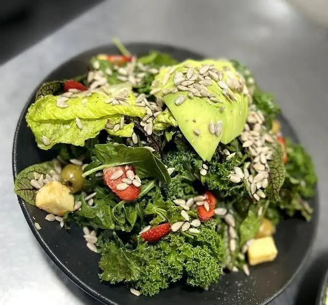 سالاد تازه و سالم "رستوران 10forever" با کاهو، کلم پیچ، آووکادو، توت فرنگی، زیتون و تخمه آفتابگردان، انتخابی عالی برای ناهار.