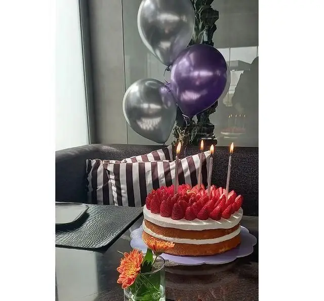 جشن تولدی خاطره‌انگیز در رستوران 10forever با کیک توت فرنگی شیک، شمع‌های روشن و بادکنک‌های براق. محیطی ایده‌آل برای رویدادهای خاص شما.