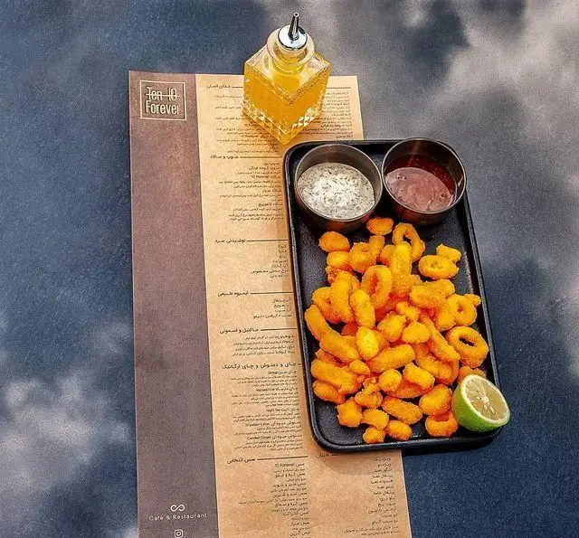 منو رستوران 10forever با بشقاب پر از اسنک‌های سرخ شده، سس‌های متنوع، روغن و لیمو. انتخابی عالی برای کافه‌گردی و وعده‌های سبک.