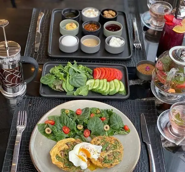صبحانه مجلل رستوران 10forever با املت، تخم‌مرغ عسلی، سالاد تازه، مخلفات متنوع، قهوه فرنچ پرس و چای گیاهی. بهترین انتخاب برای شروع روز.