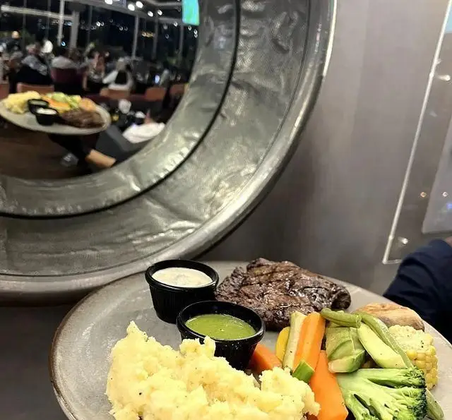 بشقاب استیک آبدار گریل شده با پوره سیب‌زمینی و سبزیجات بخارپز تازه در محیط دلنشین رستوران 10forever. طعمی بی‌نظیر.