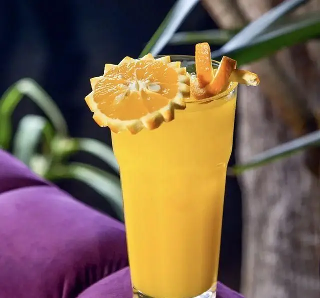 نوشیدن آب پرتقال تازه و گوارا با تزئین خلاقانه در رستوران 10forever. تجربه طعم عالی و محیط دلنشین را با ما داشته باشید.