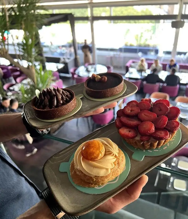 نمایی جذاب از دسرهای متنوع و خوش‌طعم رستوران 10forever: تارت‌های شکلاتی، توت‌فرنگی و شیرینی خامه‌ای لذیذ.