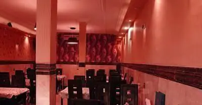 تصویری از فضای داخلی رستوران ایرانی نشاط، با نورپردازی گرم، میز و صندلی‌های آماده، محیطی دلنشین و صمیمی برای تجربه بهترین غذاهای ایرانی.