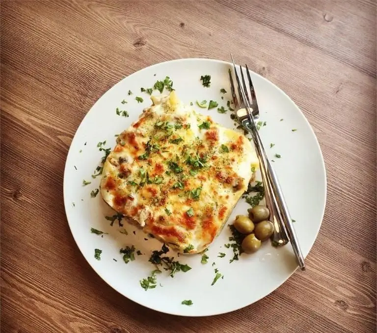 یک بشقاب غذای گرم پنیری با سبزیجات معطر و زیتون در کافی شاپ بیت بیسترو، بهترین گزینه برای ناهار.