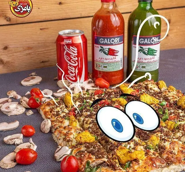 پیتزا مخصوص گوشت و مرغ فست فود بامزی (ازگل) با سس تند گالری و نوشابه کوکاکولا، به همراه گوجه و قارچ تازه.