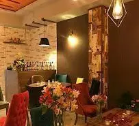 فضای داخلی کافه نیلو با دکوراسیون مدرن، نورپردازی دلنشین و چیدمان هنری، مکانی ایده آل برای استراحت و لذت بردن از منوی متنوع نوشیدنی و خوراکی.