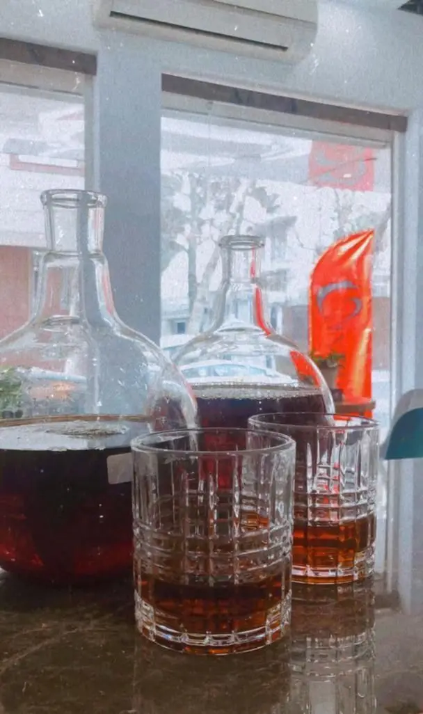 قهوه سرد و نوشیدنی‌های تازه کافه ایندرا، در دکانترهای شیک و لیوان‌های جذاب برای تجربه‌ای دلنشین و خاص.