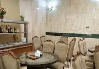 فضای داخلی شیک و دلنشین چلوکبابی ناب با میز و صندلی‌های راحت، آماده پذیرایی از مشتریان برای سرو چلوکباب لذیذ.