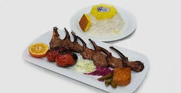 عکس چلو شیشلیک لذیذ چلوکبابی ناب با برنج زعفرانی، گوجه کبابی، سبزیجات تازه و مخلفات خوش طعم. بهترین غذای ایرانی.