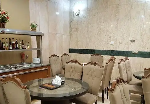 فضای داخلی دنج و شیک چلوکبابی ناب، با میز و صندلی‌های راحت و بخش سرو غذا، آماده پذیرایی از میهمانان برای تجربه چلوکباب اصیل.