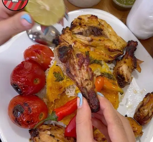 چلو کباب مرغ و جوجه کباب لذیذ کبابچی اکسپرس شعبه اکباتان با گوجه و فلفل کبابی و لیموی تازه. غذای خوشمزه ایرانی.