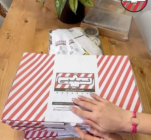 تجربه جدید کبابچی اکسپرس شعبه اکباتان. بسته‌بندی جذاب غذای ایرانی، آماده برای لذت بردن از کباب‌های خوشمزه.