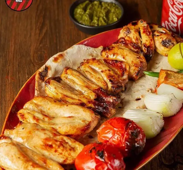 بشقاب مخصوص کبابچی اکسپرس اکباتان با جوجه کباب آبدار، نان تازه، گوجه و پیاز کبابی، لیمو و سس سبز؛ غذای اصیل ایرانی.