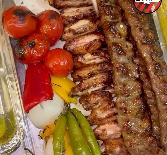 کباب کوبیده، بال مرغ کبابی، گوجه، پیاز و انواع فلفل کبابی خوشمزه و باکیفیت از کبابچی اکسپرس (شعبه اکباتان)، تجربه غذای اصیل ایرانی.