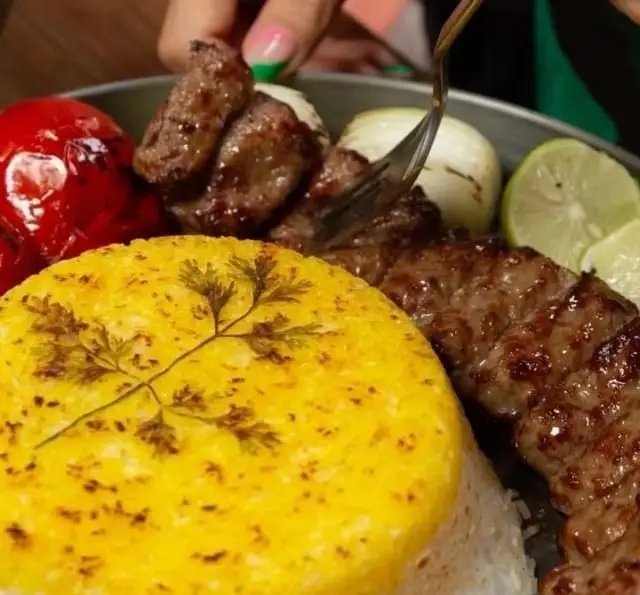 کباب برگ و کوبیده ممتاز با برنج زعفرانی خوش عطر، ته دیگ برشته، گوجه و پیاز کبابی آبدار به همراه لیمو تازه از کبابچی اکسپرس (شعبه اکباتان).