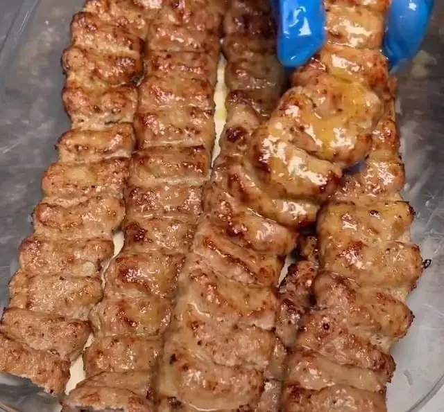 سفارش کباب کوبیده داغ و لذیذ از کبابچی اکسپرس شعبه اکباتان. گوشت تازه و پخت عالی برای تجربه یک غذای بی‌نظیر.