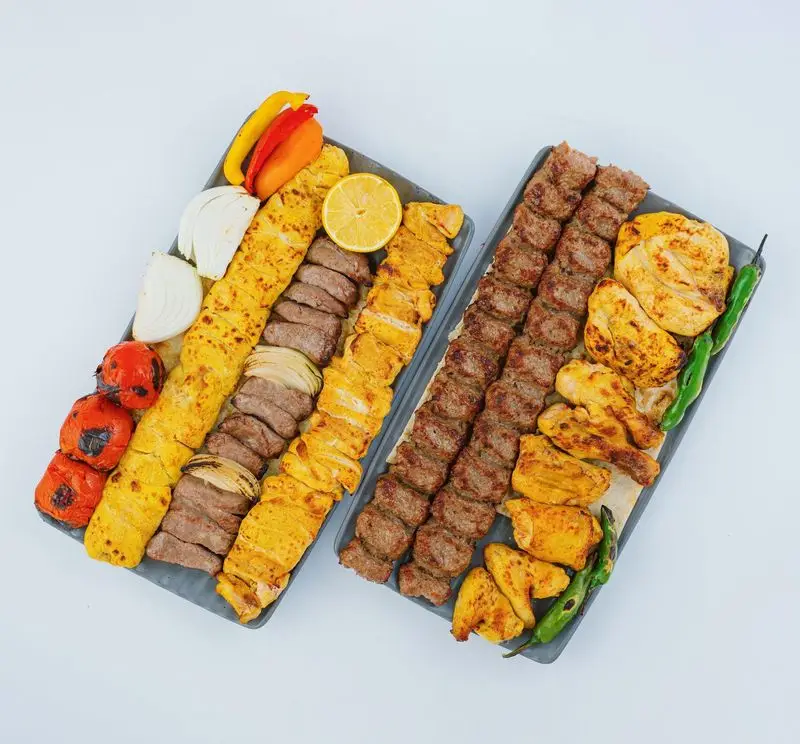 سینی کباب ممتاز کبابچی اکسپرس شعبه اکباتان: جوجه، کوبیده و کباب گوشت با گوجه، پیاز و فلفل کبابی تازه.