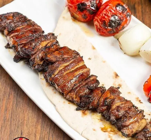 کباب گوشت لذیذ و تازه از کبابچی اکسپرس شعبه اکباتان، با گوجه و پیاز کبابی و نان داغ. بهترین کباب ایرانی.