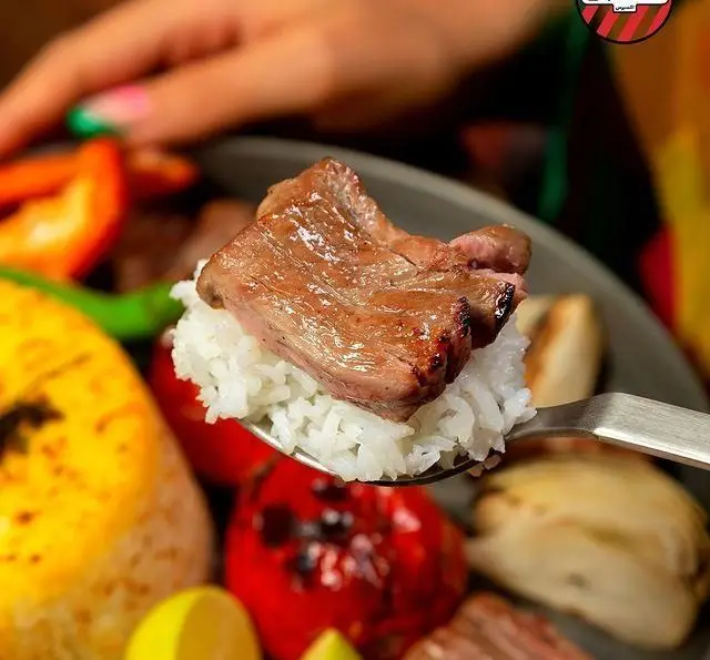 کباب لذیذ و برنج سفید آماده سرو در کبابچی اکسپرس شعبه اکباتان. طعم بی‌نظیر غذای اصیل ایرانی با مخلفات متنوع.