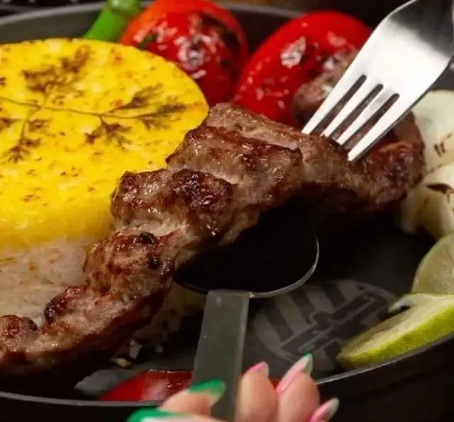 کباب کوبیده آبدار و خوشمزه کبابچی اکسپرس شعبه اکباتان، با ته دیگ زعفرانی، برنج عالی، گوجه کبابی و لیمو تازه. طعم اصیل غذای ایرانی.