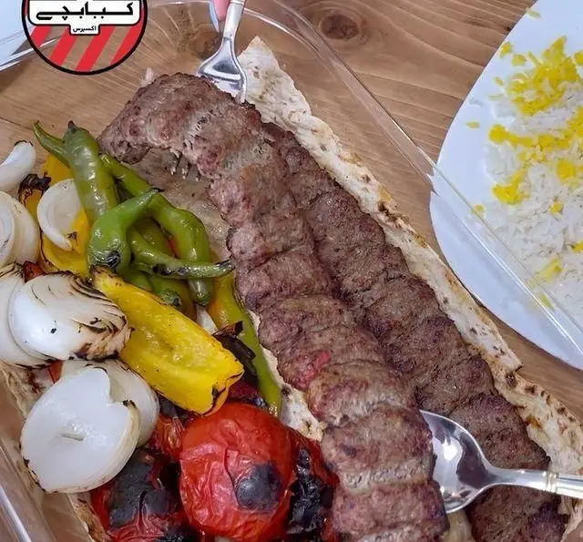 کباب کوبیده اصیل و لذیذ کبابچی اکسپرس شعبه اکباتان با پیاز، فلفل و گوجه کبابی، نان و برنج زعفرانی