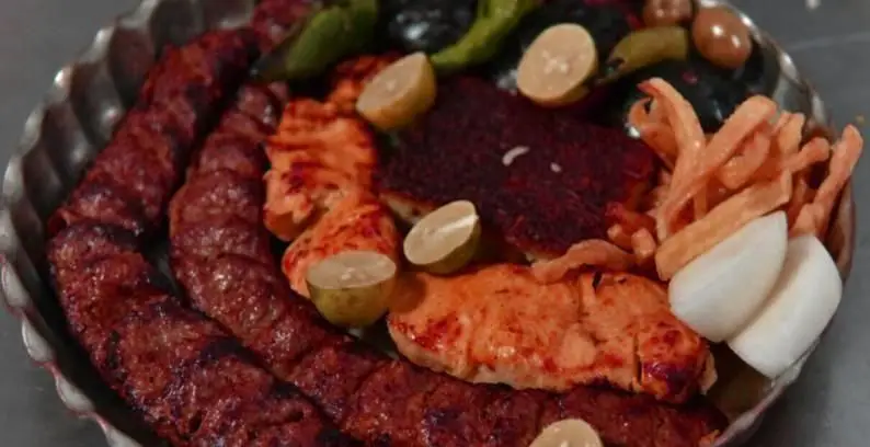 سینی کباب میکس مجلل رستوران برکتی: کوبیده، جوجه، ماهی، لیمو، پیاز، سیب‌زمینی و ترشی؛ طعمی بی‌نظیر از غذای ایرانی.