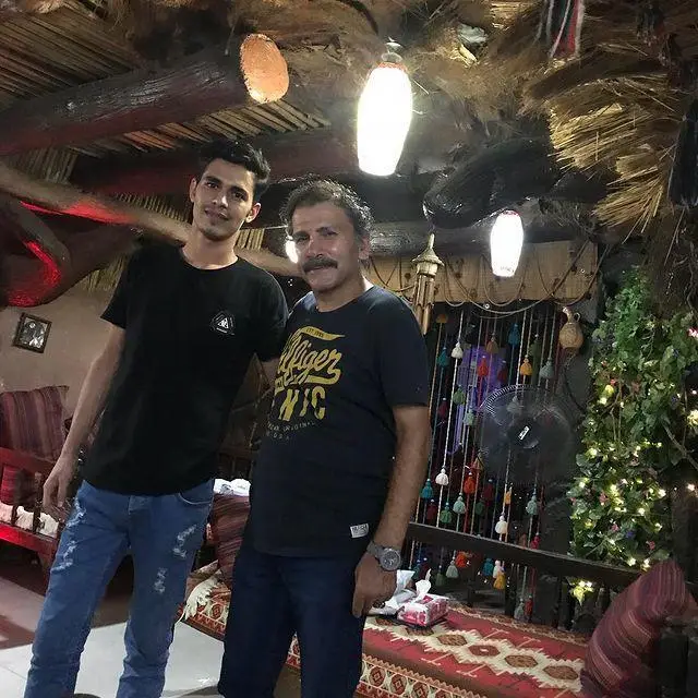تصویر دو نفر در سفره خانه سنتی شبستان با سقف حصیری و دکوراسیون سنتی و بومی ایرانی، محیطی دلنشین و آرامش‌بخش برای لذت مشتریان.