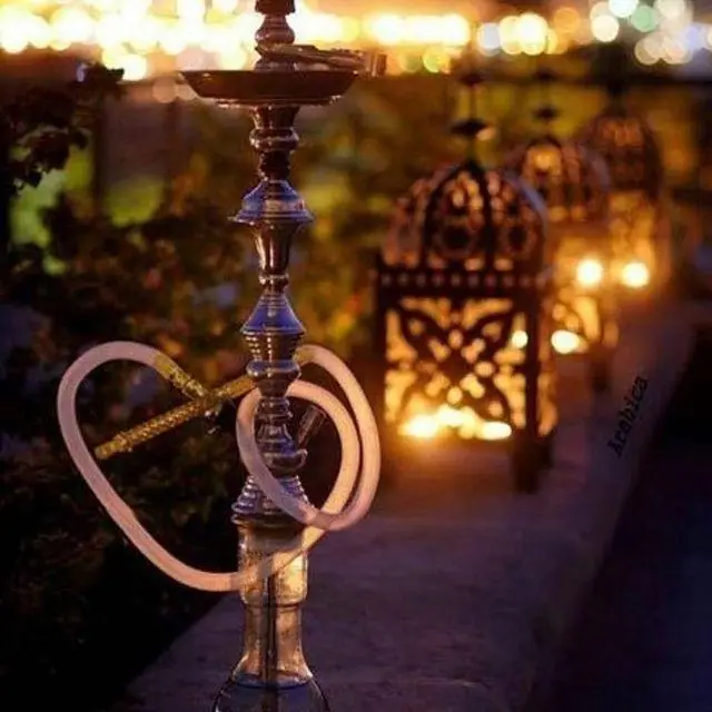 تصویری دلنشین از قلیان و فضای سنتی شبانه سفره خانه سنتی شبستان با فانوس‌های روشن و نورپردازی دلپذیر، محیطی دنج و آرامش بخش