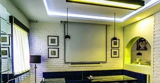 فضای داخلی کافه رستوران کازابلانکا: دکوراسیون مدرن و دنج با دیوار آجری سفید، نورپردازی جذاب، مبلمان راحتی و محیطی دلنشین.