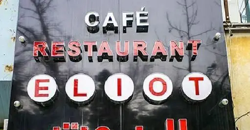 تابلو کافه رستوران کازابلانکا با حروف برجسته براق نقره‌ای و قرمز، نشانه‌ای از مکانی دلنشین برای غذا.