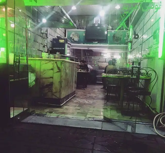 فضای داخلی و دنج طباخی برادران با میز و صندلی‌های چیده شده، مشتریان و محیطی گرم و صمیمی برای لذت از غذای سنتی.