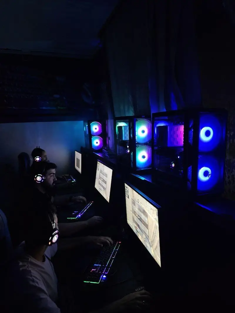 فضای هیجان‌انگیز گیم نت جونیور با کامپیوترهای گیمینگ پیشرفته و نورپردازی RGB، مناسب برای گیمرها و تجربه بازی‌های مهیج. تخفیف بهترینو.