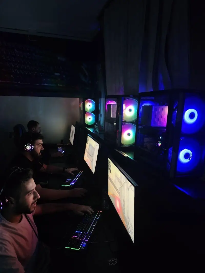 گیم نت جونیور: فضای هیجان‌انگیز بازی‌های کامپیوتری با تجهیزات پیشرفته گیمینگ، کامپیوترهای RGB و هدفون‌های نوری برای بازیکنان.