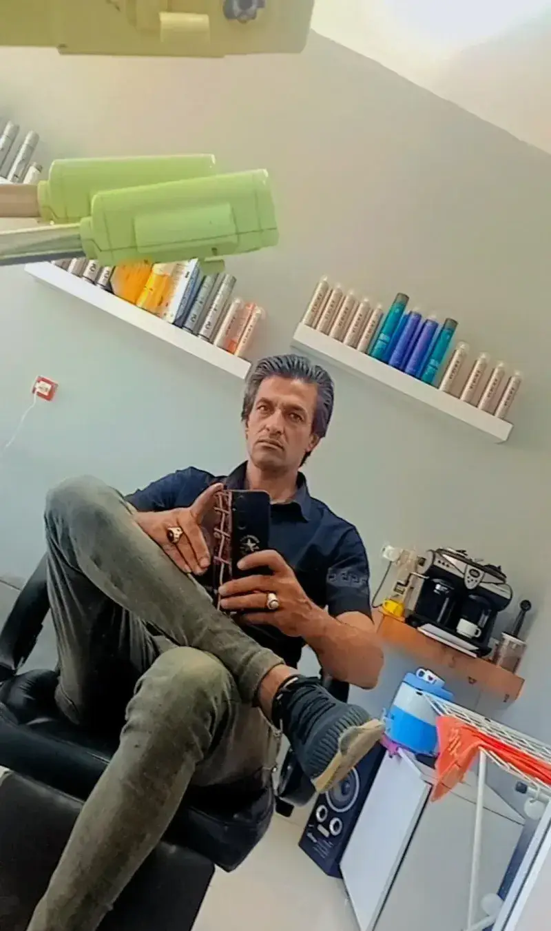 سلفی مردی در فضای داخلی کسب و کار، با دستگاه قهوه مدرن در پس‌زمینه. نمادی از محیطی دلپذیر برای لذت بردن از قهوه تازه و باکیفیت.